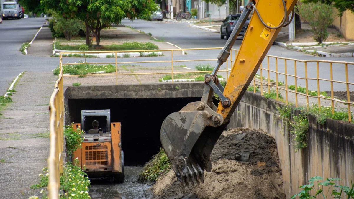 SMOSU inicia limpeza de córregos da cidade 1 a Secretaria Municipal de Obras e Serviços Urbanos (SMOSU), por meio do Departamento de Obras, iniciou o trabalho de limpeza dos córregos