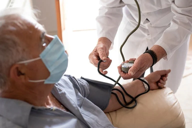 Serviço: Segurado acamado não precisa ir à agência do INSS para fazer perícia 1 Você sabia que é possível fazer a perícia do INSS em casa ou mesmo no hospital se estiver acamado e precisando de um benefício por