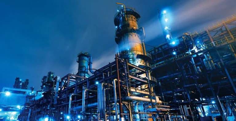 O petróleo é uma matéria-prima versátil que desempenha um papel fundamental na economia e na vida de pessoas ao redor de todo o mundo