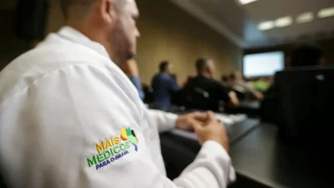 Ministério da Saúde inicia especialização para 15 mil profissionais do Mais Médicos