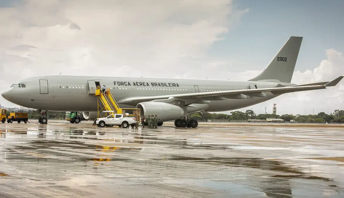 Terceiro grupo de brasileiros repatriados de Gaza deixa o Egito 1 Segundo a Força Aérea Brasileira (FAB), 30 pessoas embarcaram em um avião KC-30 da FAB, que decolou da capital egípcia, Cairo, por volta
