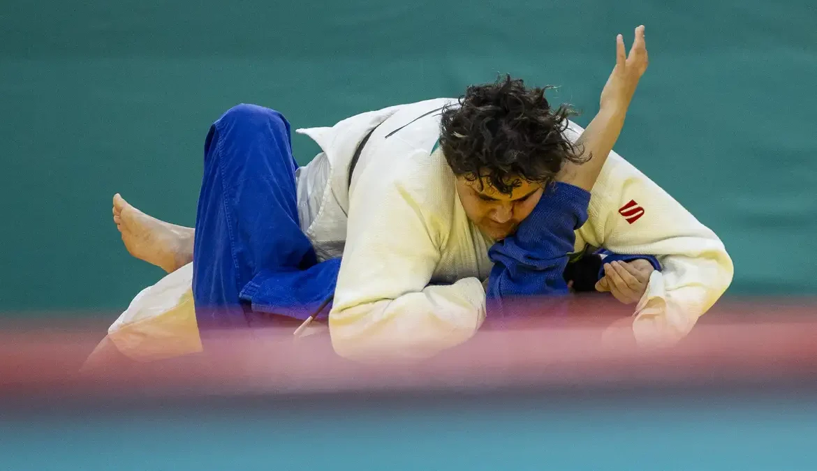 A brasileira Rebeca Silva conquistou na última terça-feira (22) a medalha de ouro da categoria acima de 70 quilos para atletas J2 (baixa