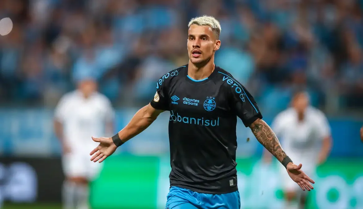 O Grêmio derrotou o Goiás por 2 a 1, na noite desta quinta-feira (30) em Porto Alegre, e permanece vivo na luta pelo título do Campeonato