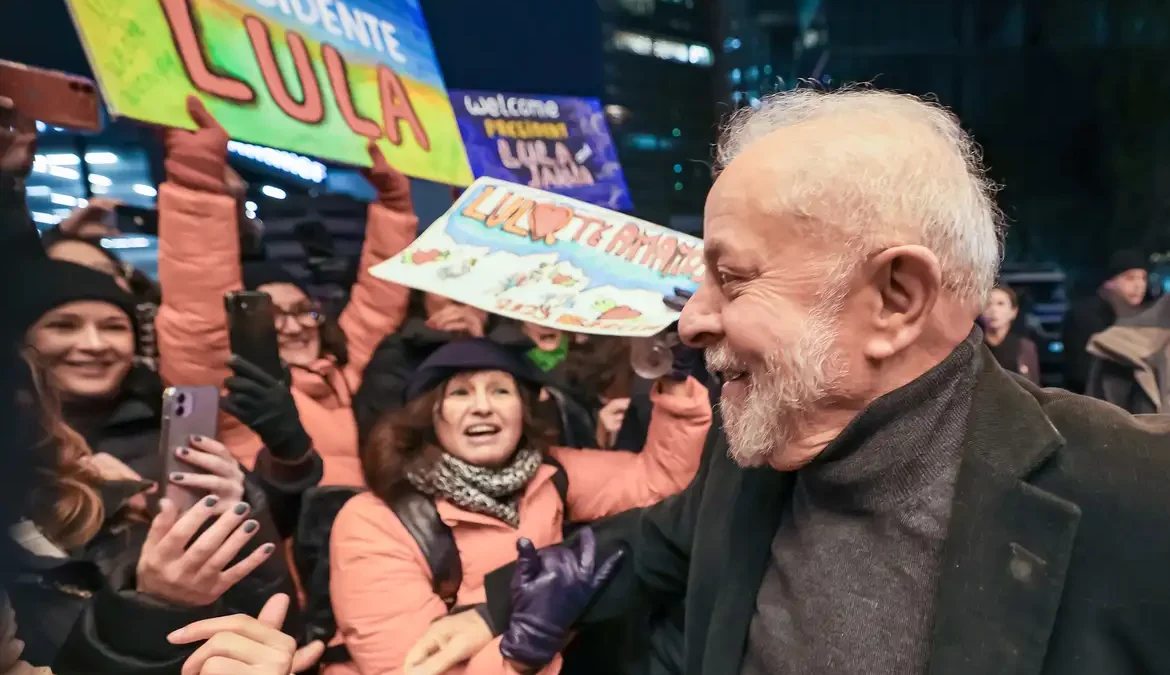 Lula chega a Berlim, onde reforça acordos em diversos setores 1 O presidente Luiz Inácio Lula da Silva desembarcou, neste domingo (3), em Berlim, na Alemanha, para uma visita de três dias ao país europeu