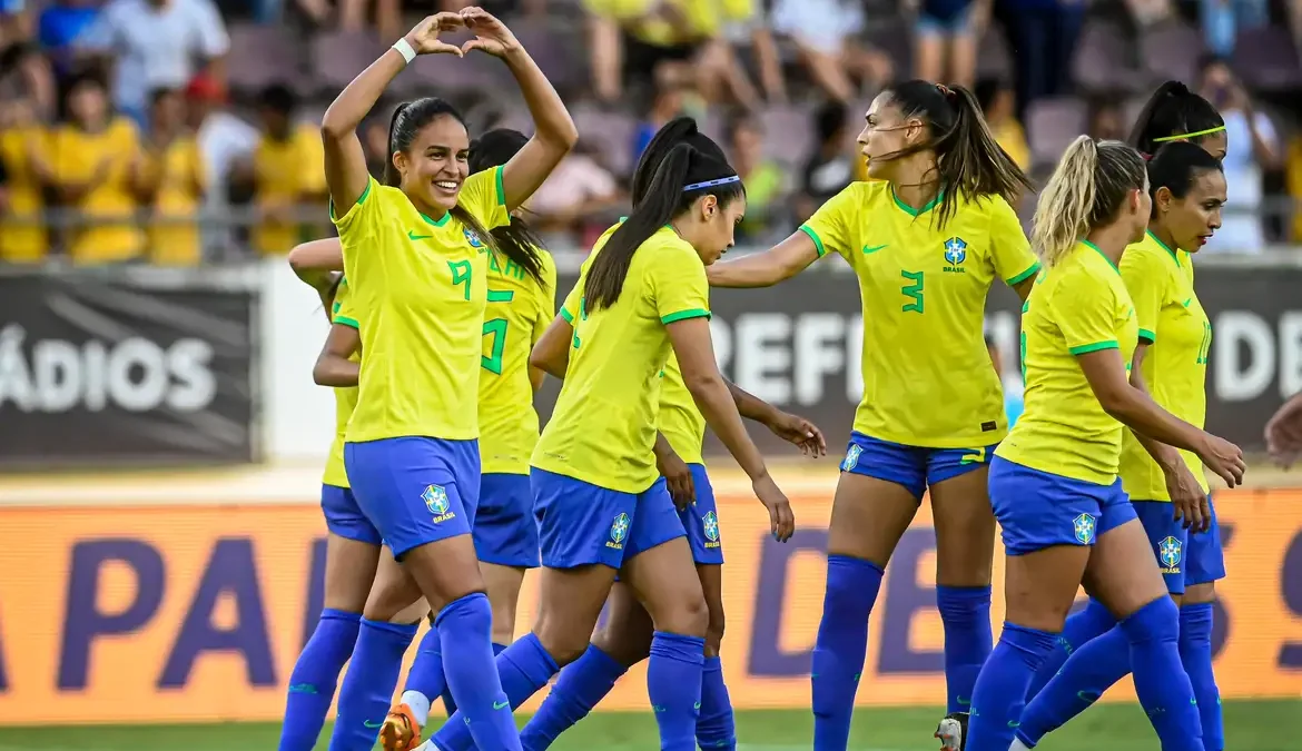 Brasil conhece adversários da Copa Ouro de futebol feminino 1 A seleção brasileira conheceu nesta terça-feira (12) os seus adversários na fase de grupos da primeira edição da Copa Ouro de futebol