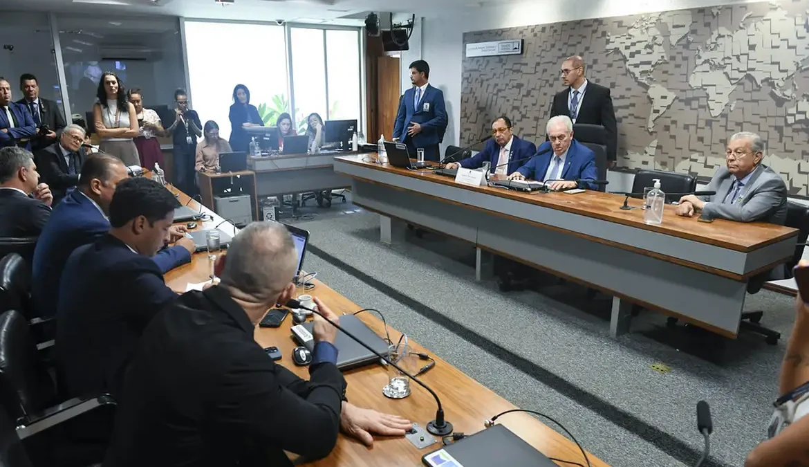 Senado instala CPI para investigar afundamento do solo em Maceió 1 O Senado instalou nesta quarta-feira (13) a comissão parlamentar de inquérito (CPI) para investigar os danos ambientais causados em Maceió
