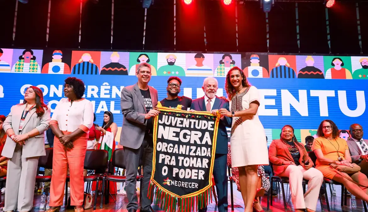 Lula pede jovens politizados e diálogo com quem pensa diferente 1 Em discurso inflamado, o presidente Luiz Inácio Lula da Silva participou, na noite desta quinta-feira (14), em Brasília, da abertura da 4ª