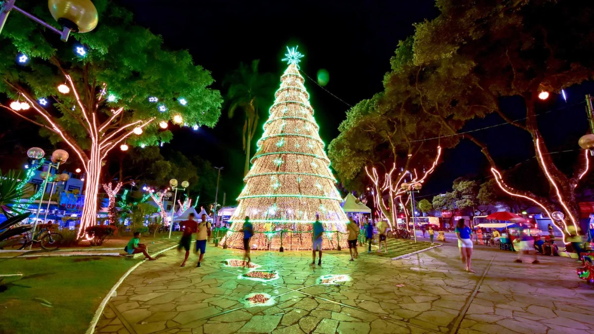 A partir de hoje (14) tem muita música na praça dos Pioneiros 1 De hoje (14) a domingo (17), a praça dos Pioneiros, dentro da programação do Natal Iluminado 2023, vai receber diversas apresentações