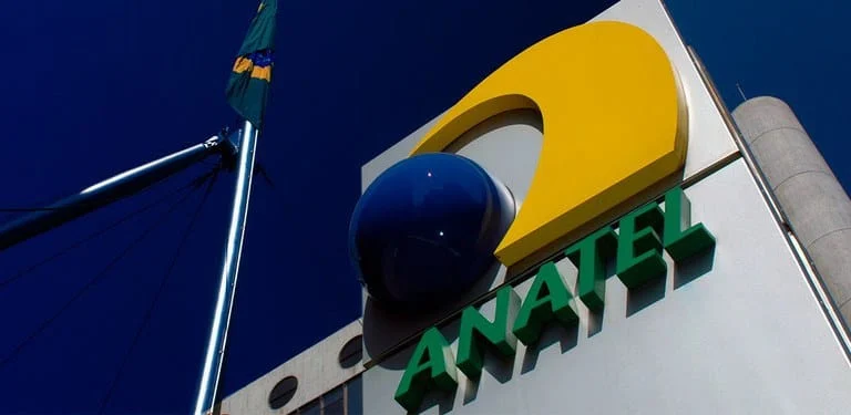 Anatel derruba 3,9 mil servidores de TV boxes ilegais em 2023 1 Neste ano, foram realizadas 52 operações de bloqueios pela Agência Nacional de Telecomunicações (Anatel)