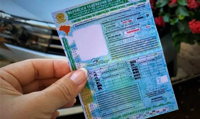 A Secretaria Nacional de Trânsito (Senatran) informa que todos os motoristas categorias C, D e E poderão ser multados, a partir de 28
