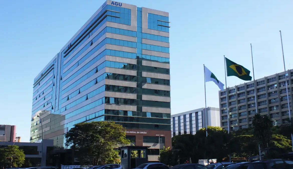 A Advocacia-Geral da União (AGU) protocolou nesta segunda-feira (18) no Supremo Tribunal Federal (STF) dez ações para suspender leis