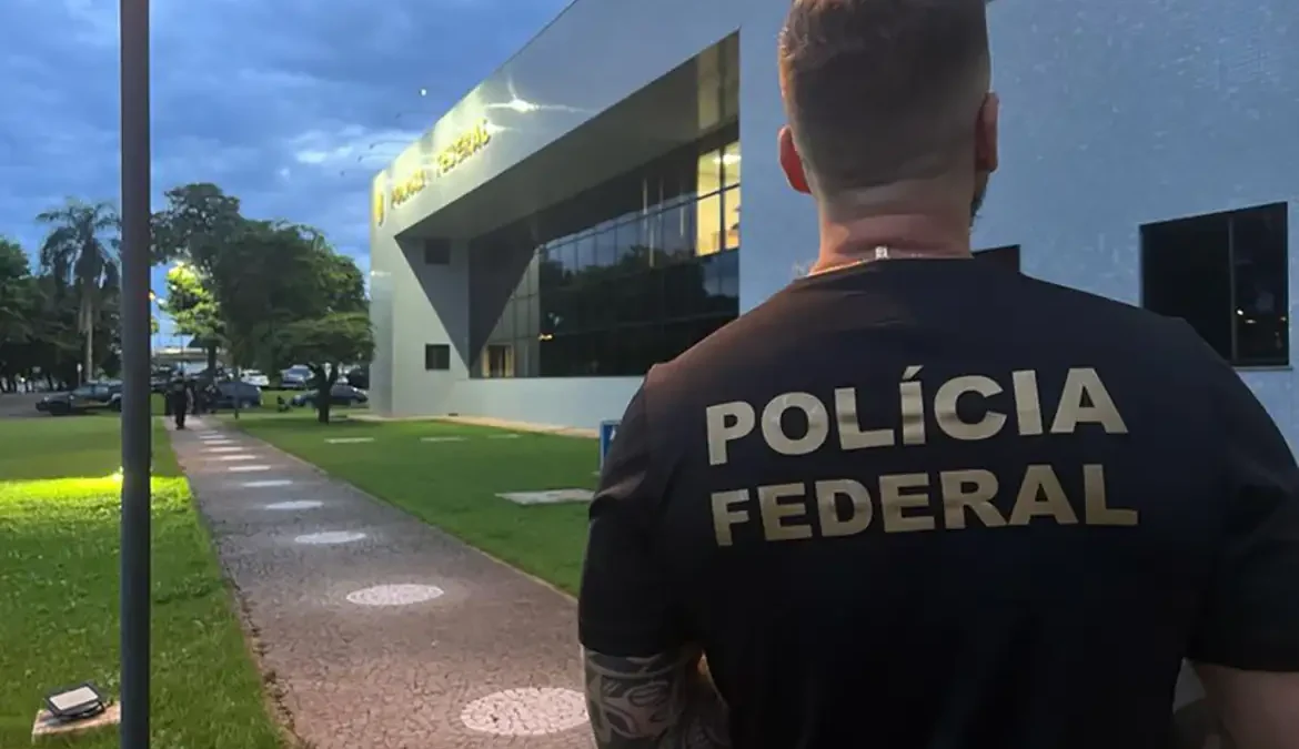 Polícia combate desvio de produtos químicos para produção de drogas 1 A Polícia Federal deflagrou hoje (12) uma ação visando desarticular uma organização criminosa que desviou produtos químicos para produção