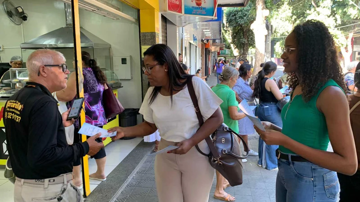 Blitz da Honestidade movimenta pontos de ônibus em Valadares 1 A Prefeitura de Governador Valadares, por meio da Controladoria-Geral do Município, realizou mais uma edição da Blitz da Honestidade