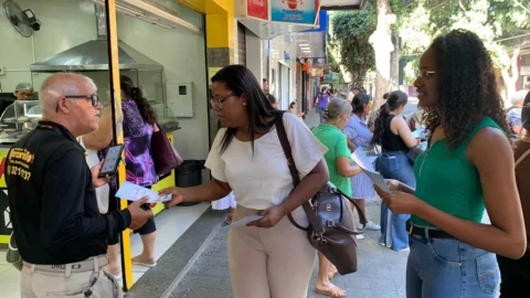 Blitz da Honestidade movimenta pontos de ônibus em Valadares