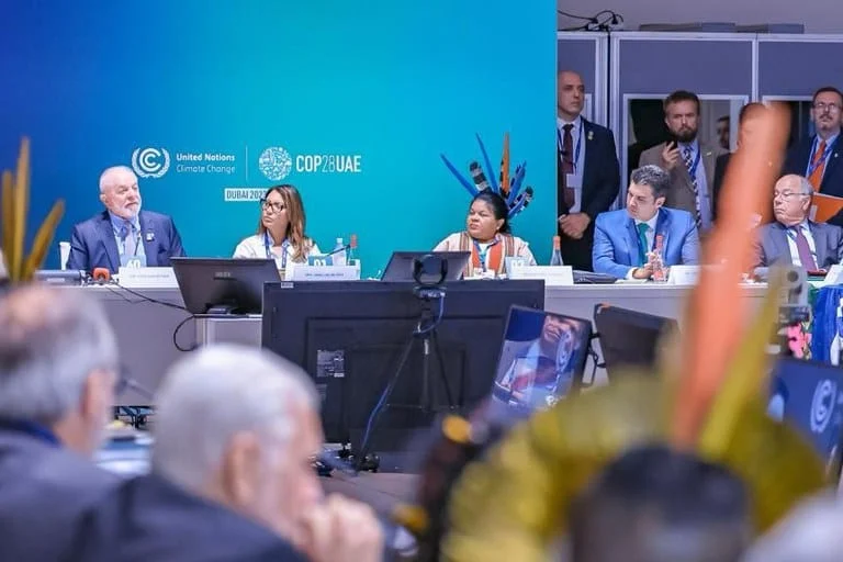 Presidente Lula faz reunião histórica na COP 28 com representantes de 135 organismos da sociedade civil 1 Foi esse o tom das mensagens que o presidente da República, Luiz Inácio Lula da Silva passou neste sábado (02/12), a representantes de 135