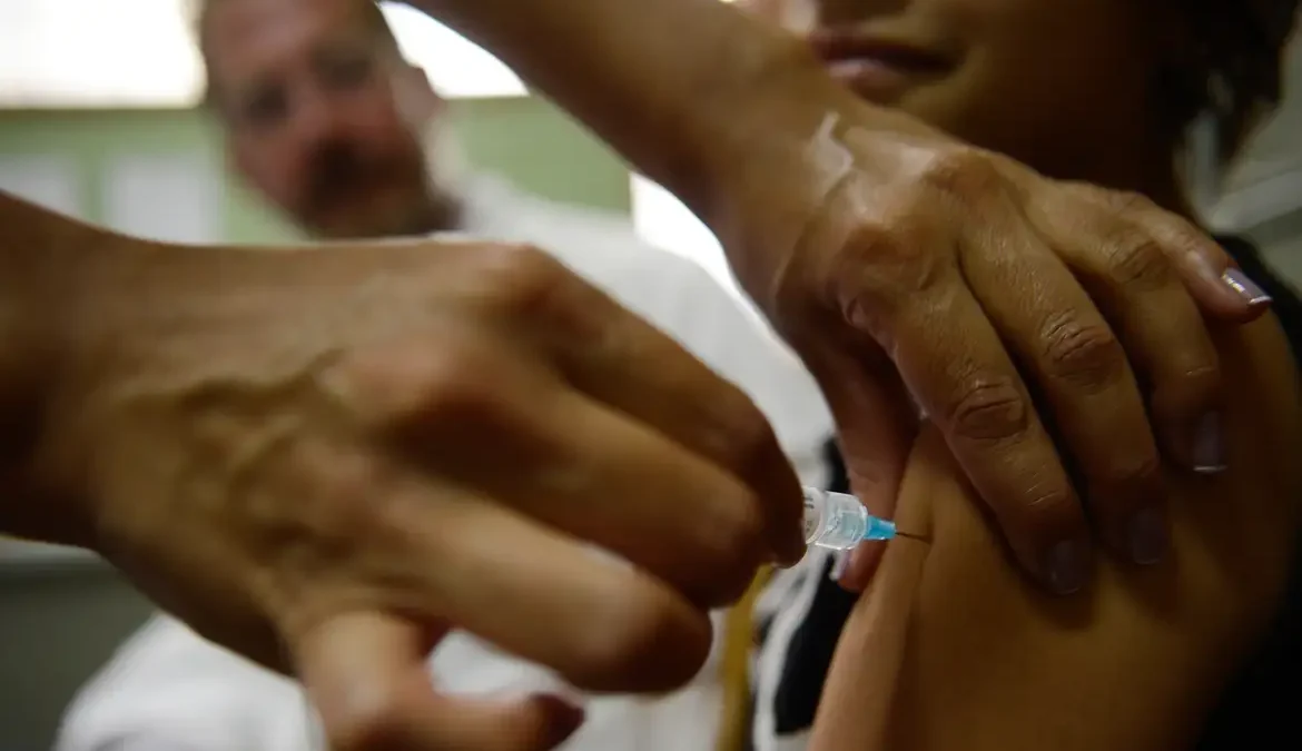 Evento no Rio reforça importância da vacinação contra o HPV 1 As diversas entidades presentes participaram do evento “Vacina e prevenção do câncer: vários olhares, muitos desafios”, promovido pelo