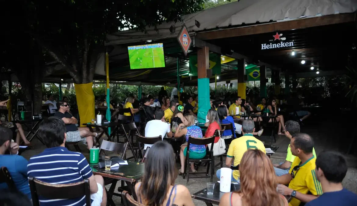 Bares e restaurantes têm dificuldades na hora de contratar empregados 1 O estudo também indicou que 35% dos empresários pretendiam contratar funcionários até o fim deste ano, mas se queixaram de falta
