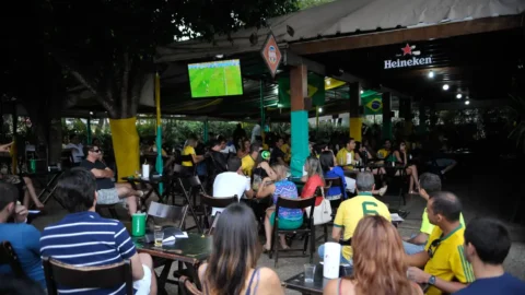 Bares e restaurantes têm dificuldades na hora de contratar empregados 8 Bares e restaurantes têm dificuldades na hora de contratar empregados