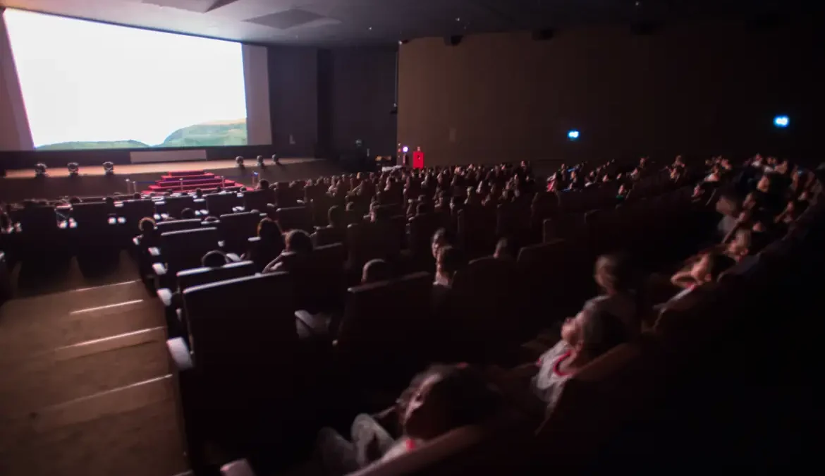 Senado recria cota para filmes nacionais em cinemas até 2033 1 O Senado aprovou nesta terça-feira (19) o projeto de lei que recria a cota de exibição de filmes brasileiros até 2033, a chamada “cota