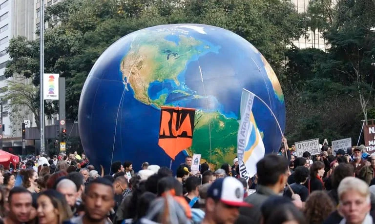 Um acordo para ajudar os países mais pobres do planeta a se adaptarem à mudança do clima foi firmado no primeiro dia da COP28