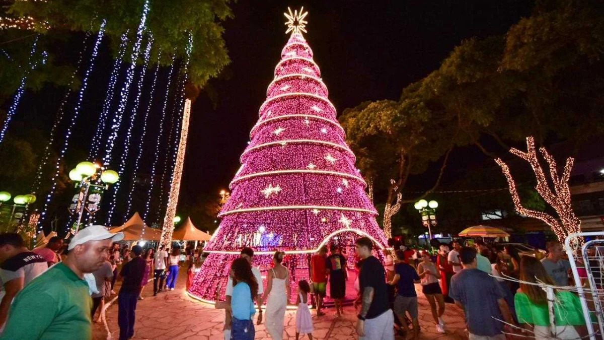 Aberto o Natal Iluminado de Governador Valadares 1 Ontem (1º) a população compareceu em peso para ver o acendimento das luzes do centro da cidade