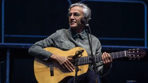 Caetano faz show gratuito em bairro onde morou no subúrbio do Rio