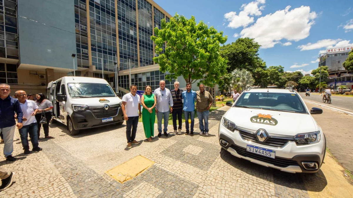 Na manhã de hoje (18) aconteceu, no térreo da Prefeitura, a cerimônia de entrega de quatro veículos adquiridos por meio de emendas