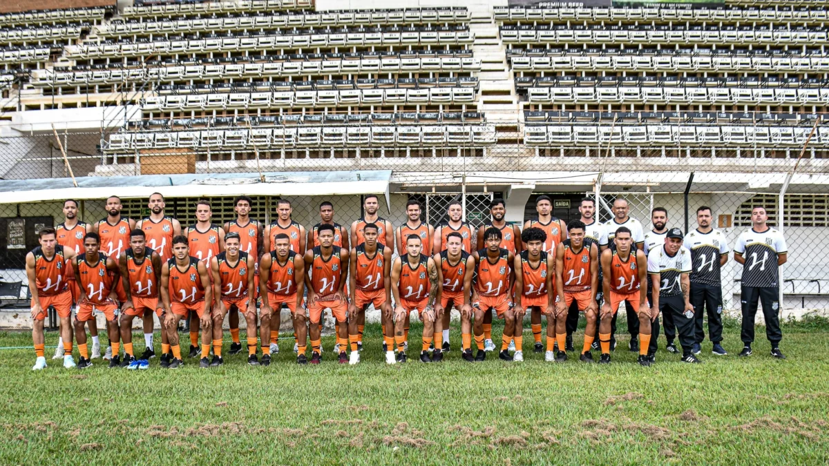 Democrata apresenta atletas e comissão técnica para a disputa do Campeonato Mineiro 2024 1 O novo elenco da Pantera posou para o fotógrafo Juninho Nogueira no gramado do Mamudão