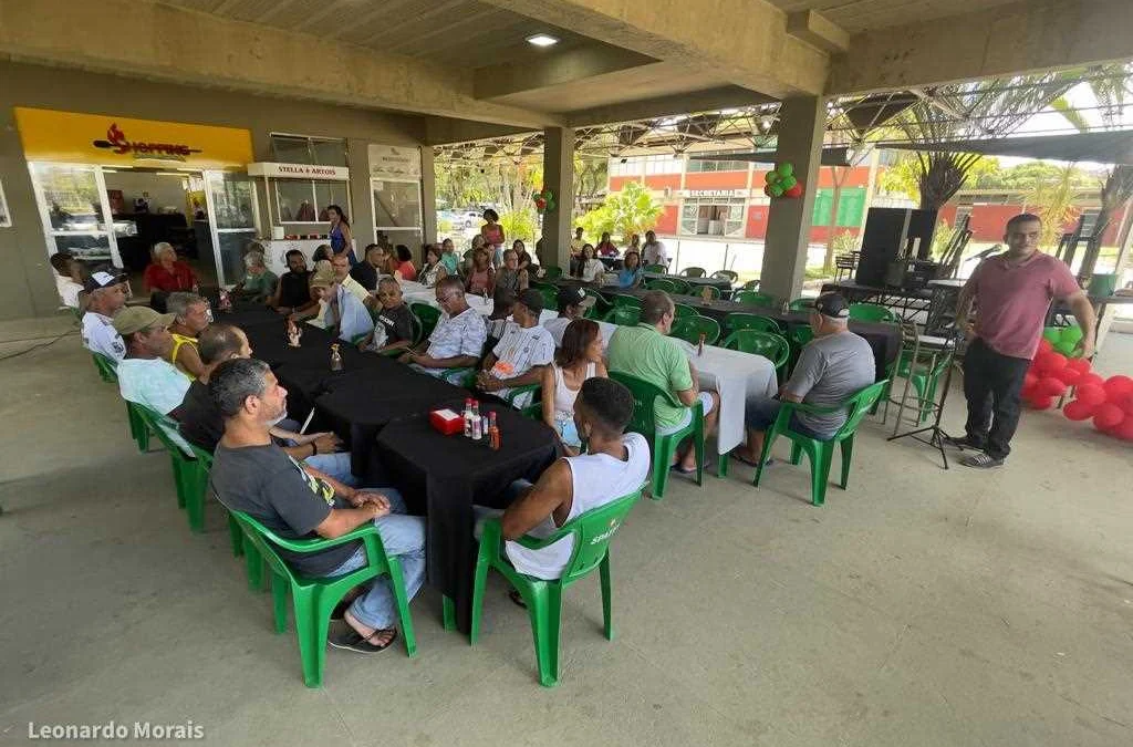Eles participaram de um almoço, seguido de bingo e brincadeiras que marcaram a confraternização que antecedeu o Natal dos usuários