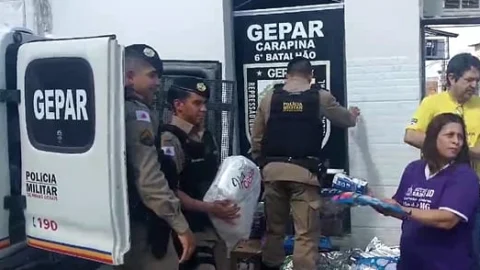 Policiais militares do GEPAR doam 50 cestas básicas e leite para famílias de baixa renda