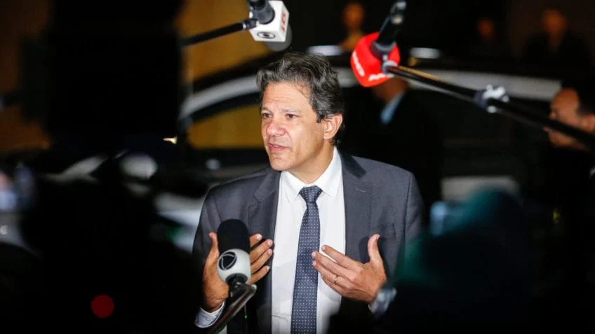 Haddad prevê ciclo de crescimento sustentável após corte de juros 1 Segundo Haddad, os investidores brasileiros poderão se preparar para um período com menor desemprego e de inflação sob controle