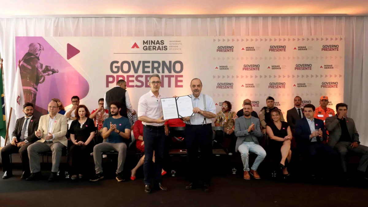 Governo de Minas investe R$ 8,5 mi no Carnaval de BH para sonorização de avenidas e outras melhorias 1 O Governo de Minas e a Prefeitura de Belo Horizonte assinaram, nesta quinta-feira (14/12), no Palácio da Liberdade, protocolo de intenções
