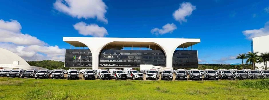 O governador Romeu Zema e o secretário de Estado de Justiça e Segurança Pública, Rogério Greco, entregaram 120 viaturas e veículos
