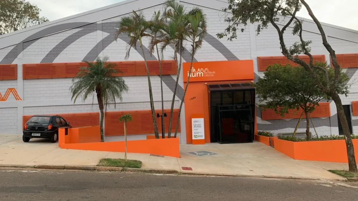 Inscrições para graduação na Ilum Escola de Ciência seguem até dia 20 1 Os alunos da Ilum têm acesso a laboratórios equipados com tecnologia de ponta e, desde o início do curso, frequentam os laboratórios