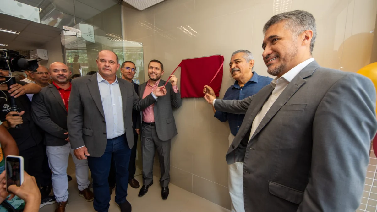 Valéria Alves destaca os fatos mais importantes da semana em Governador Valadares, Minas e Brasil 1 Em primeiro plano, o superintendente estadual do BNB em Minas Gerais, Wesley Mácio Gonçalves descerrando a placa de inauguração da nova