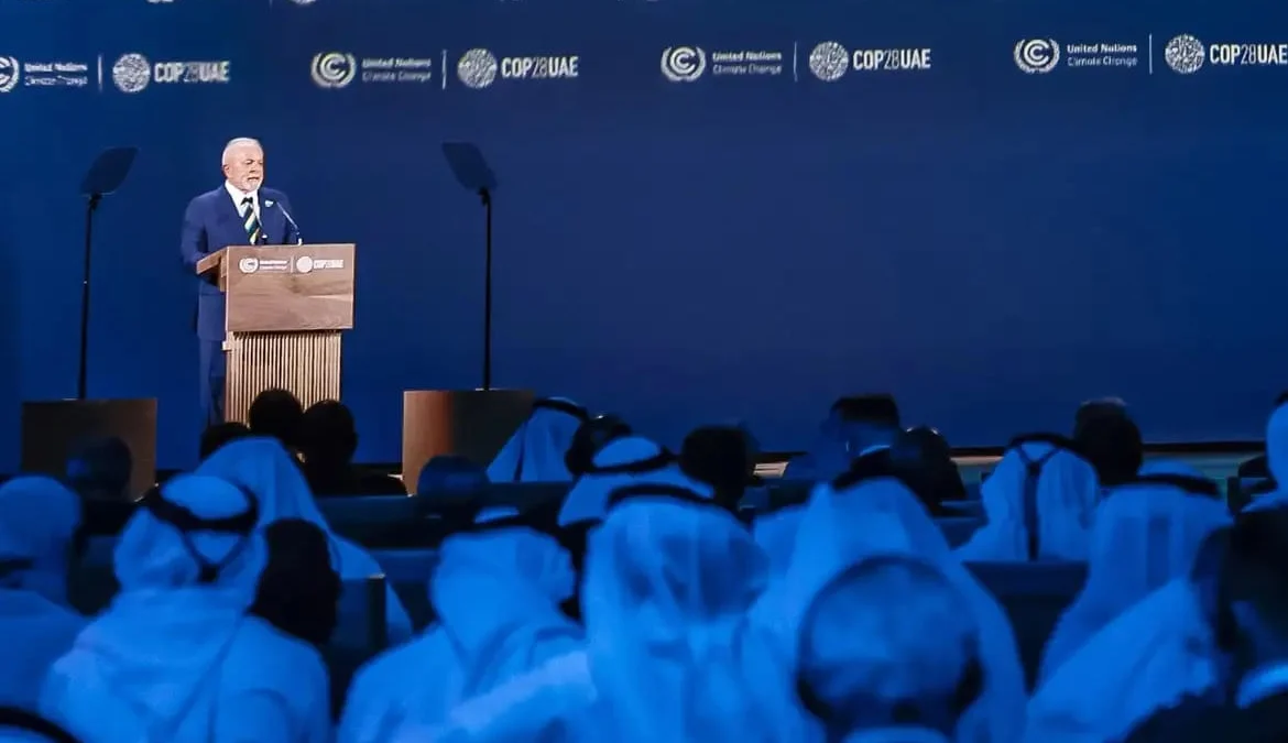 Ao discursar em Dubai nesta sexta-feira (1º), o presidente Luís Inácio Lula da Silva enfatizou que o Brasil “está disposto a liderar pelo