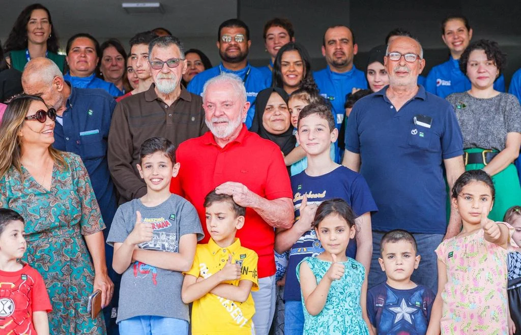 O presidente Lula e a primeira-dama, Janja, participaram nesta segunda-feira (25), dia de Natal, de um almoço de boas-vindas