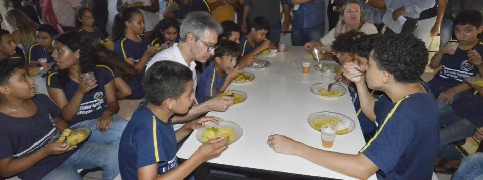 Governo de Minas vistoria alimentação escolar na rede de ensino de Coroaci 1 O governador Romeu Zema vistoriou, nesta sexta-feira (1/12), a alimentação escolar oferecida aos estudantes da rede estadual de ensino