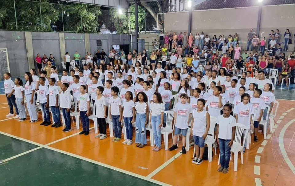 Escola Nelson de Sena sedia mais uma formatura do PROERD, da Polícia Militar 1 Os estudantes formandos do PROERD durante solenidade na quadra da Escola Nelson de Sena