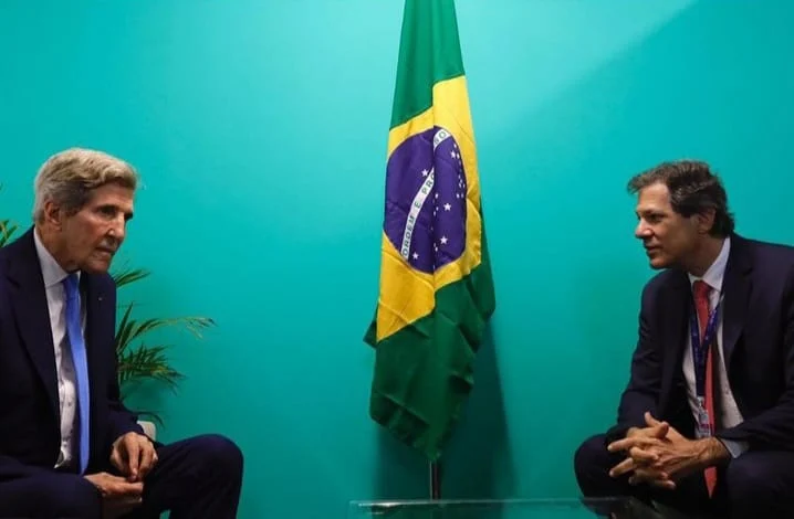 Brasil e EUA anunciam colaboração no Plano de Transformação Ecológica 1 Os Estados Unidos e o Brasil anunciaram, nesta sexta-feira (1°/12), a intenção de trabalharem juntos para avançar na implementação do Plano