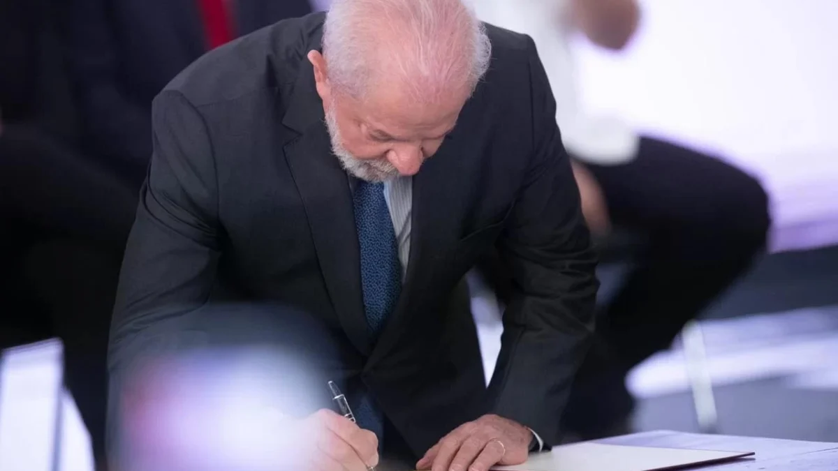 O presidente Luiz Inácio Lula da Silva assinou nesta sexta-feira, 22 de dezembro, o indulto natalino a pessoas nacionais e migrantes