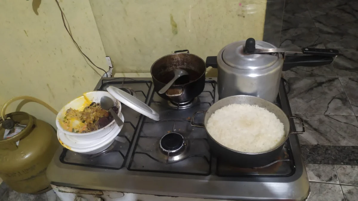 Dentro da casa onde as crianças estavam trancadas não havia água para beber e o fogão estava com comida estragada