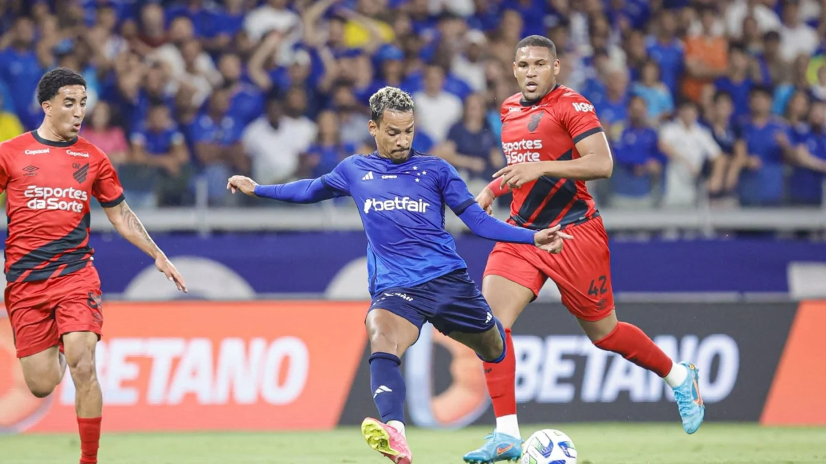 Cruzeiro busca ponto importante contra o Athletico-PR e segue lutando pela permanência na série A 1 No Mineirão, o time celeste foi amplamente superior na partida contra o Athletico Paranaense, mas acabou desperdiçando algumas chances
