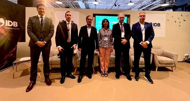 BNDES assume presidência da Coalizão Verde, que pode garantir até US$ 20 bi para a Amazônia em 7 anos 1 O Banco Nacional de Desenvolvimento Econômico e Social (BNDES) assumiu nesta sexta-feira (1º/12), durante evento da COP 28, em Dubai,