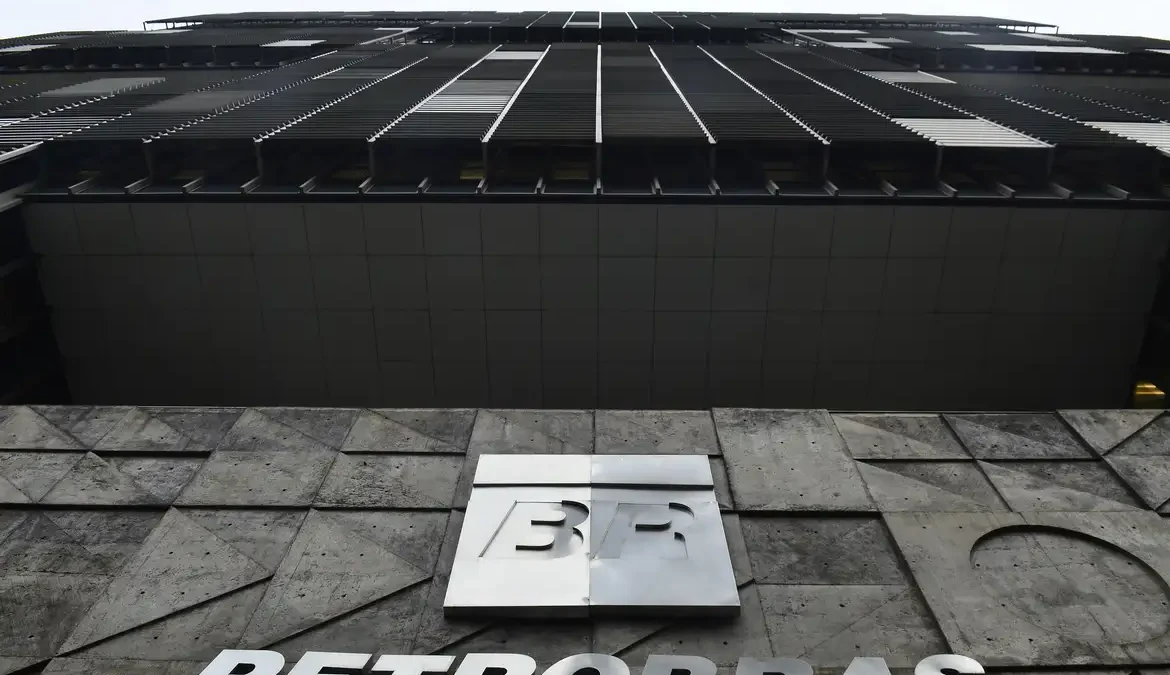 A Petrobras assinou, nessa quinta-feira (21), os contratos de cessão de sua participação nos campos de Uruguá e Tambaú, localizados