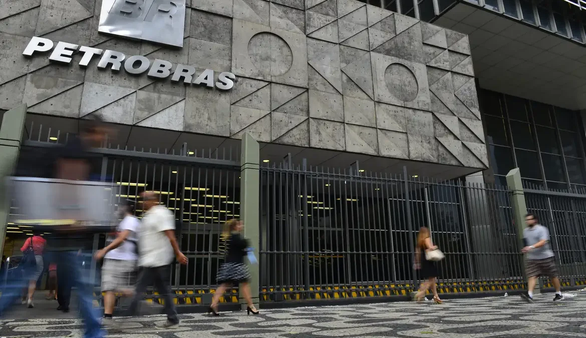 Petrobras faz concurso para nível técnico com salário de R$ 5,8 mil 1 A Petrobras anunciou nesta terça-feira (26) um concurso público para cargos de nível técnico