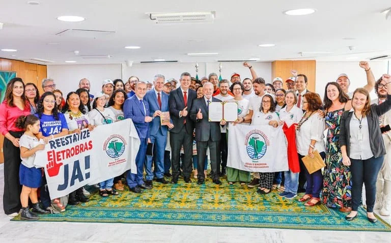 Presidente sanciona lei que protege populações atingidas por barragens 1 O presidente Luiz Inácio Lula da Silva sancionou nesta sexta-feira (15/12), o projeto que institui a Política Nacional de Direitos