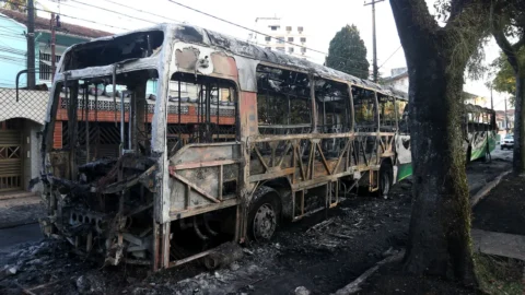 Torcedores incendeiam dez veículos após jogo que rebaixou Santos
