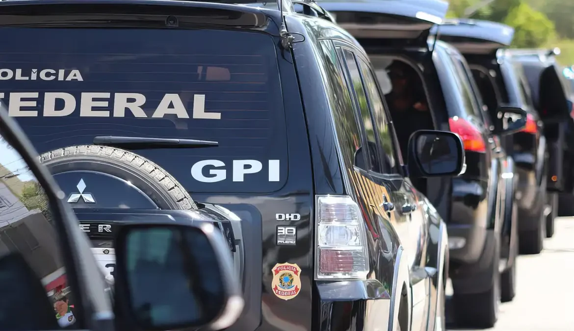 PF investiga participação de deputada estadual em milícia do Rio 1 Policiais federais fazem nesta segunda-feira (18) operação para investigar a participação da deputada estadual fluminense Lucinha (PSD)