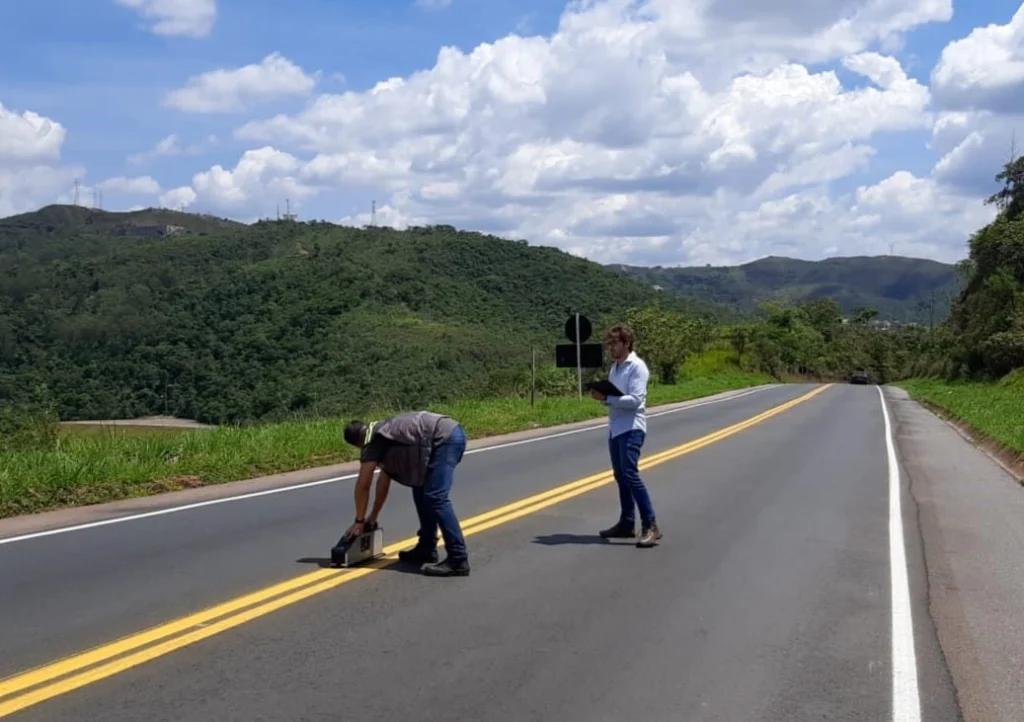 O Governo de Minas concluiu, nesta semana, a recuperação funcional do pavimento da AMG-0150, entre o entroncamento da MG-030 e Raposos,